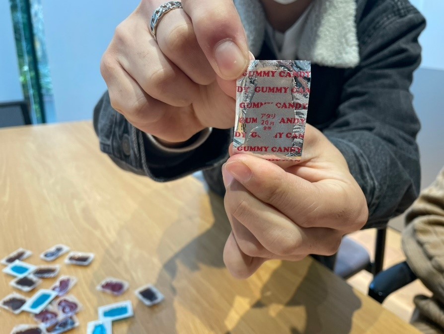 当たり付き駄菓子開封当たる瞬間